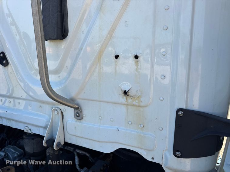 image for item DW3498 2017 Freightliner Cascadia semi truck