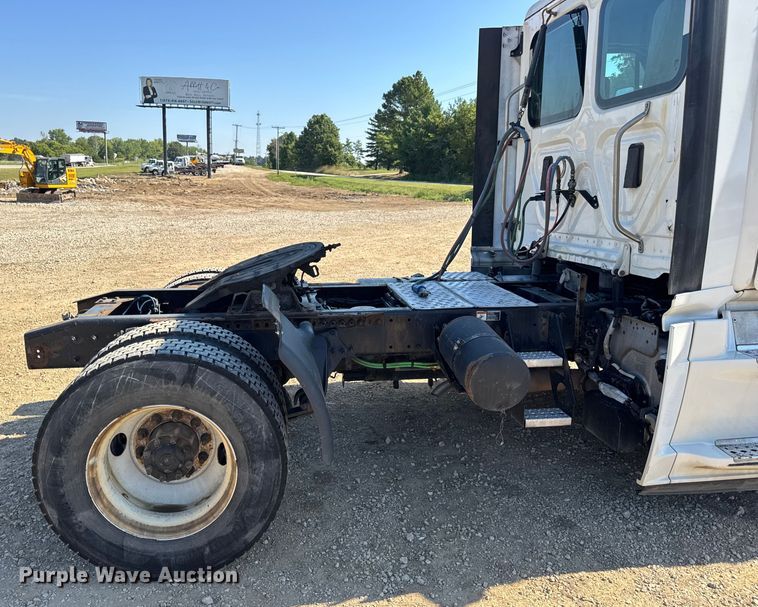 image for item DW3498 2017 Freightliner Cascadia semi truck