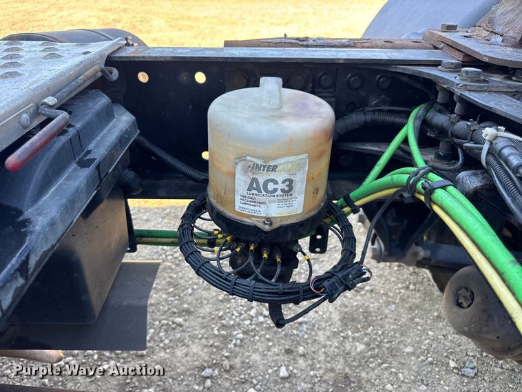 image for item DW3498 2017 Freightliner Cascadia semi truck