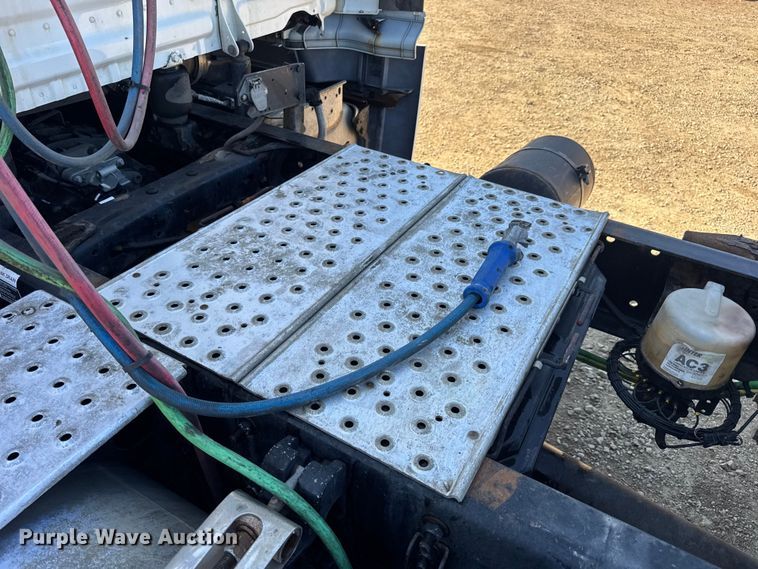 image for item DW3498 2017 Freightliner Cascadia semi truck