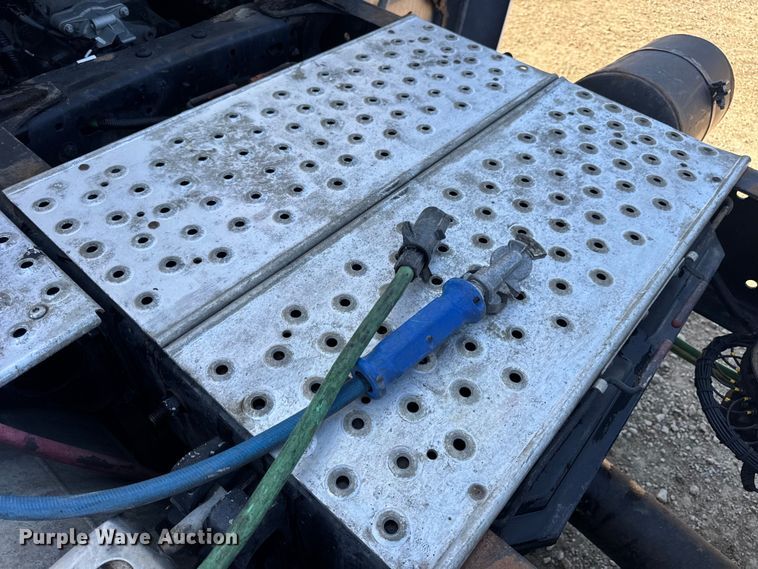 image for item DW3498 2017 Freightliner Cascadia semi truck