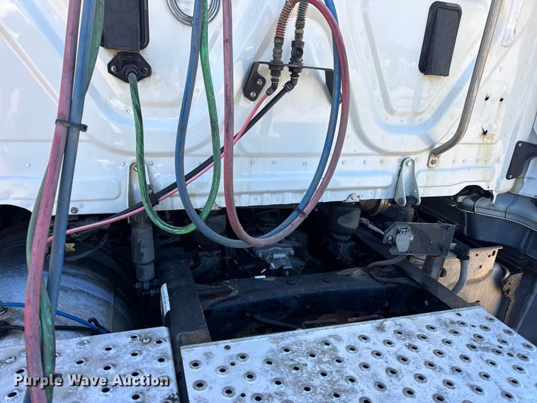 image for item DW3498 2017 Freightliner Cascadia semi truck