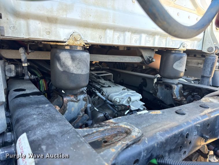 image for item DW3498 2017 Freightliner Cascadia semi truck