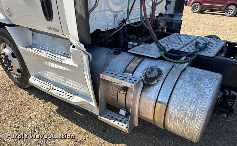 image for item DW3498 2017 Freightliner Cascadia semi truck