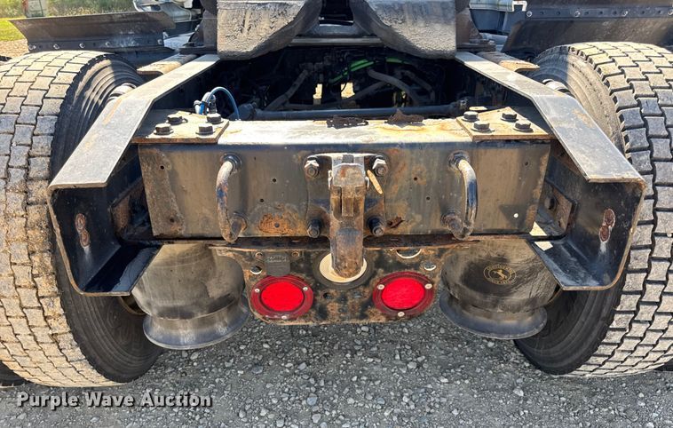 image for item DW3498 2017 Freightliner Cascadia semi truck