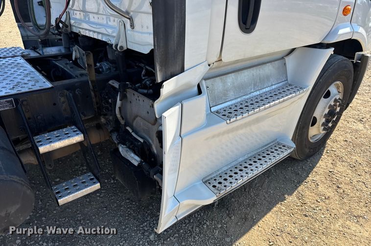 image for item DW3498 2017 Freightliner Cascadia semi truck