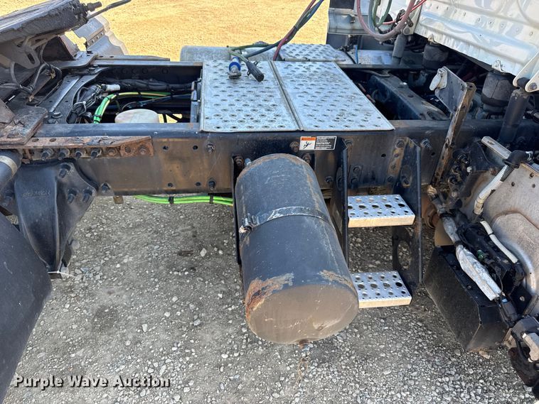 image for item DW3498 2017 Freightliner Cascadia semi truck