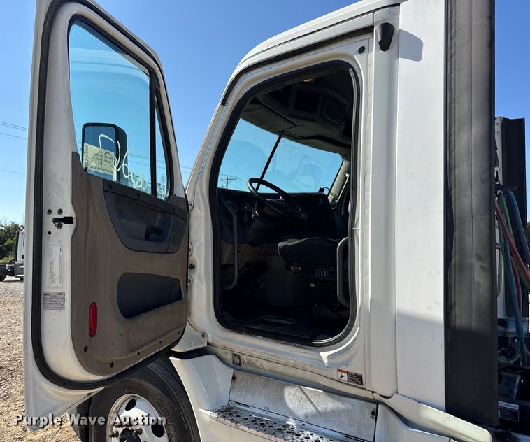 image for item DW3498 2017 Freightliner Cascadia semi truck