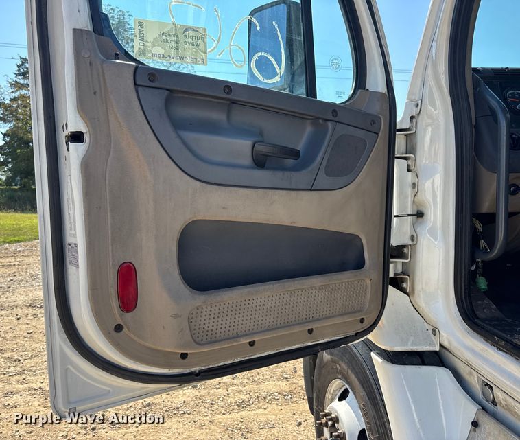 image for item DW3498 2017 Freightliner Cascadia semi truck