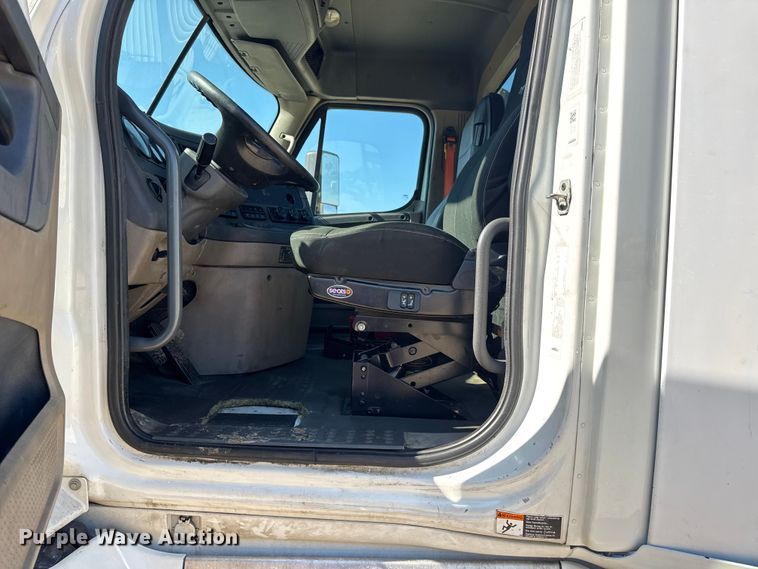 image for item DW3498 2017 Freightliner Cascadia semi truck