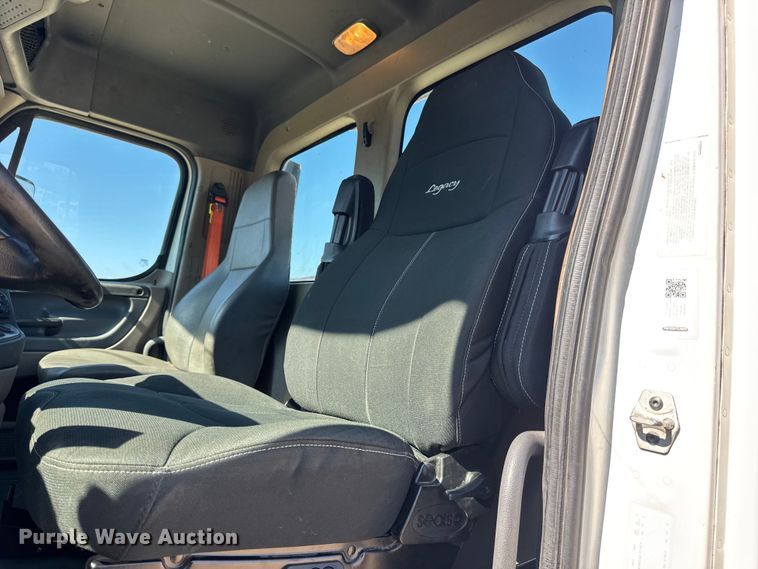 image for item DW3498 2017 Freightliner Cascadia semi truck