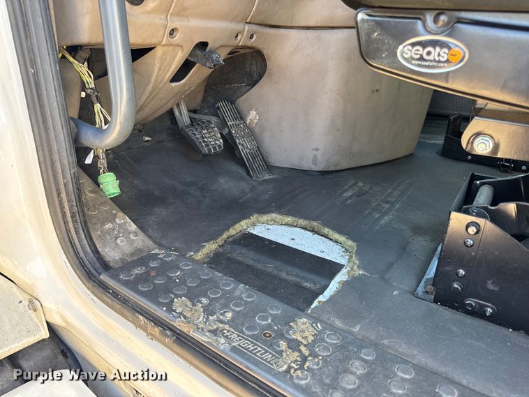 image for item DW3498 2017 Freightliner Cascadia semi truck