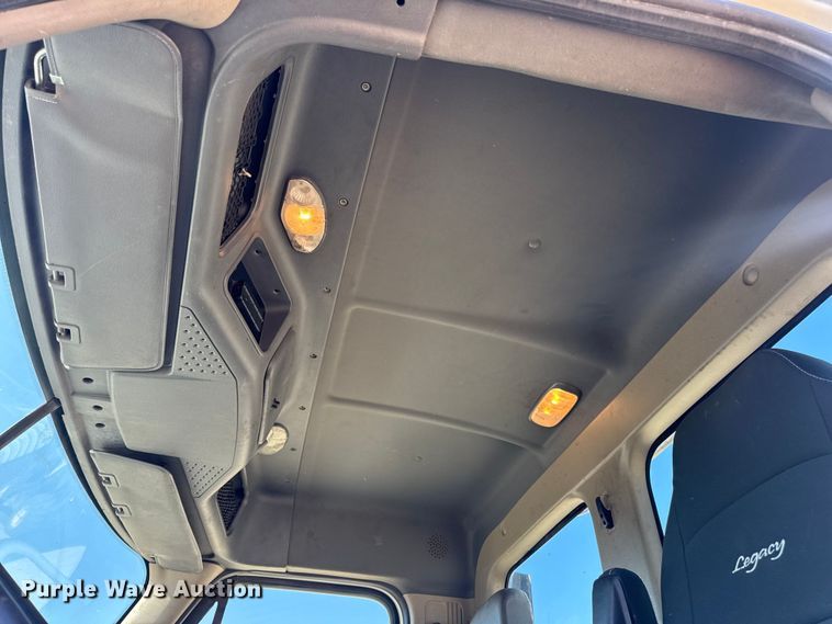 image for item DW3498 2017 Freightliner Cascadia semi truck