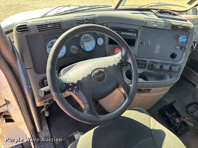 image for item DW3498 2017 Freightliner Cascadia semi truck