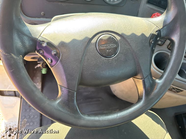 image for item DW3498 2017 Freightliner Cascadia semi truck