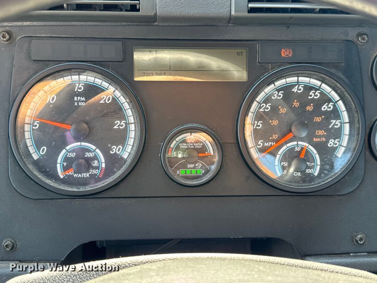 image for item DW3498 2017 Freightliner Cascadia semi truck