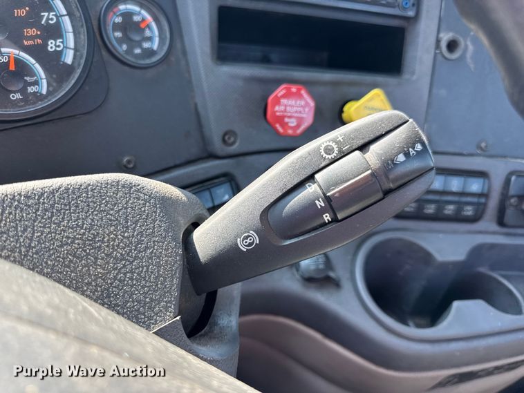 image for item DW3498 2017 Freightliner Cascadia semi truck