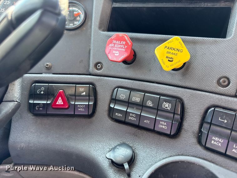 image for item DW3498 2017 Freightliner Cascadia semi truck