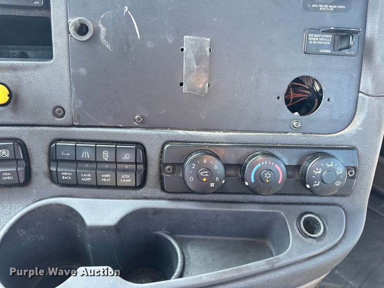 image for item DW3498 2017 Freightliner Cascadia semi truck