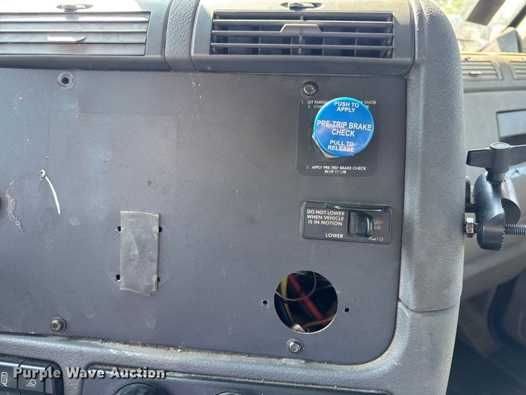 image for item DW3498 2017 Freightliner Cascadia semi truck