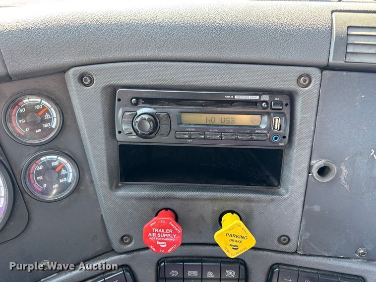 image for item DW3498 2017 Freightliner Cascadia semi truck