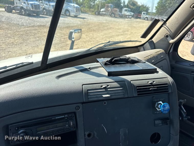 image for item DW3498 2017 Freightliner Cascadia semi truck