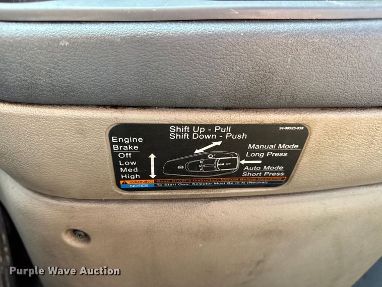 image for item DW3498 2017 Freightliner Cascadia semi truck