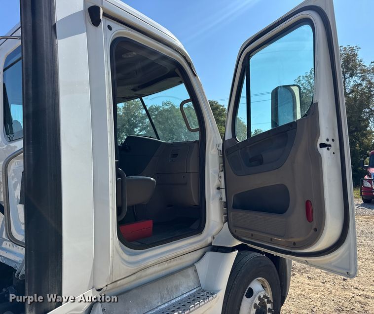 image for item DW3498 2017 Freightliner Cascadia semi truck