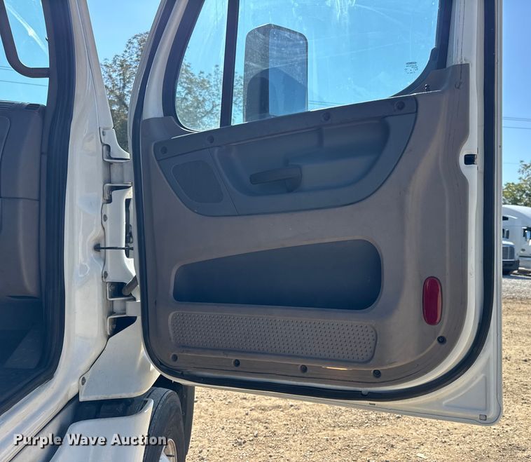 image for item DW3498 2017 Freightliner Cascadia semi truck