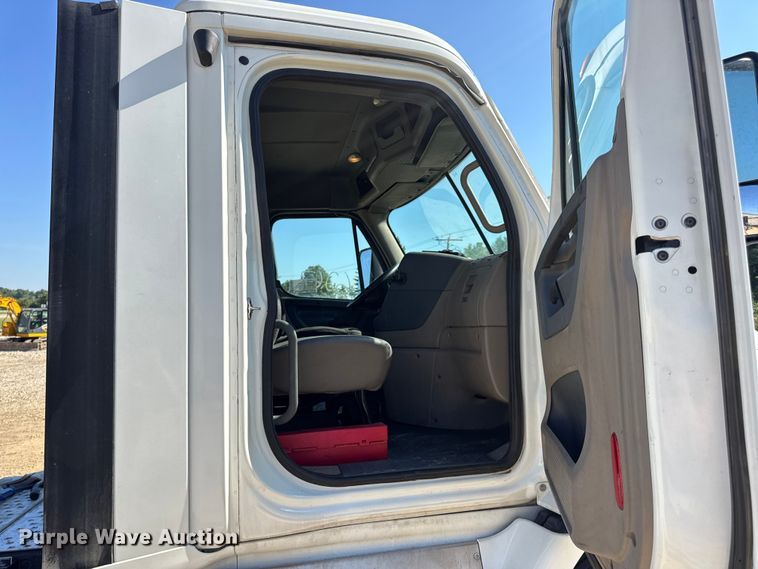 image for item DW3498 2017 Freightliner Cascadia semi truck