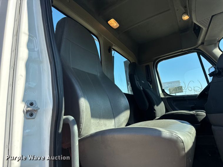 image for item DW3498 2017 Freightliner Cascadia semi truck