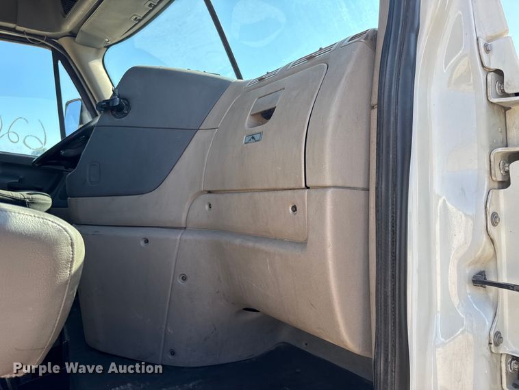 image for item DW3498 2017 Freightliner Cascadia semi truck