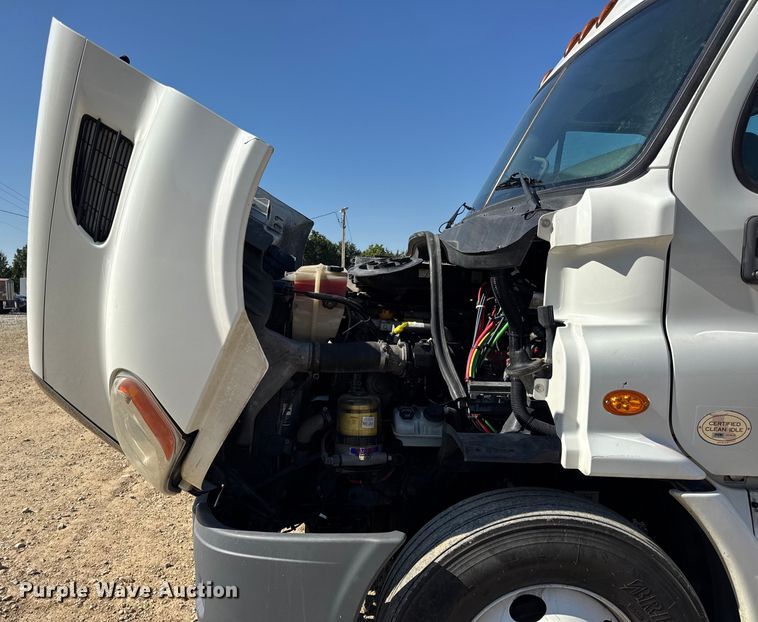 image for item DW3498 2017 Freightliner Cascadia semi truck