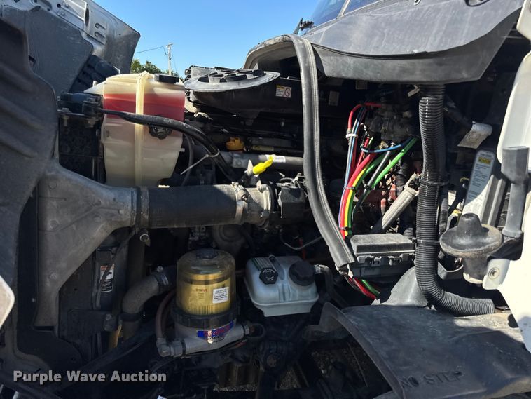 image for item DW3498 2017 Freightliner Cascadia semi truck