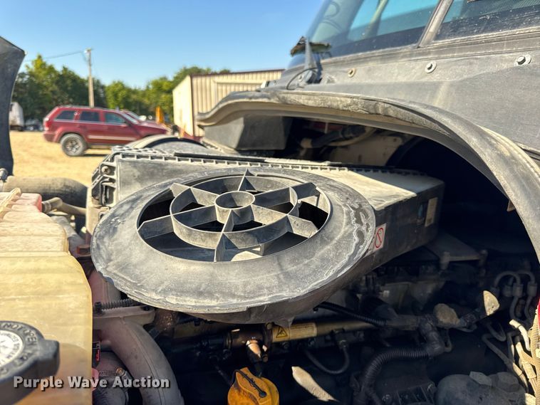 image for item DW3498 2017 Freightliner Cascadia semi truck