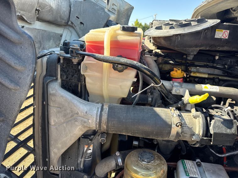 image for item DW3498 2017 Freightliner Cascadia semi truck