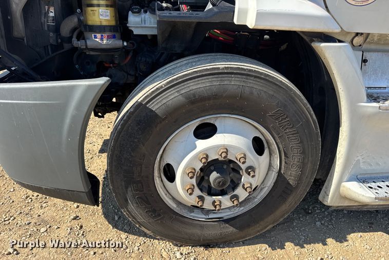 image for item DW3498 2017 Freightliner Cascadia semi truck