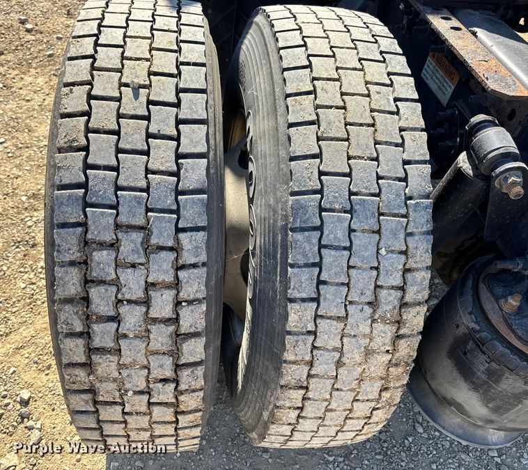 image for item DW3498 2017 Freightliner Cascadia semi truck