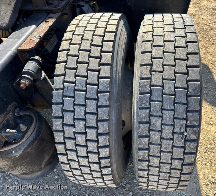 image for item DW3498 2017 Freightliner Cascadia semi truck