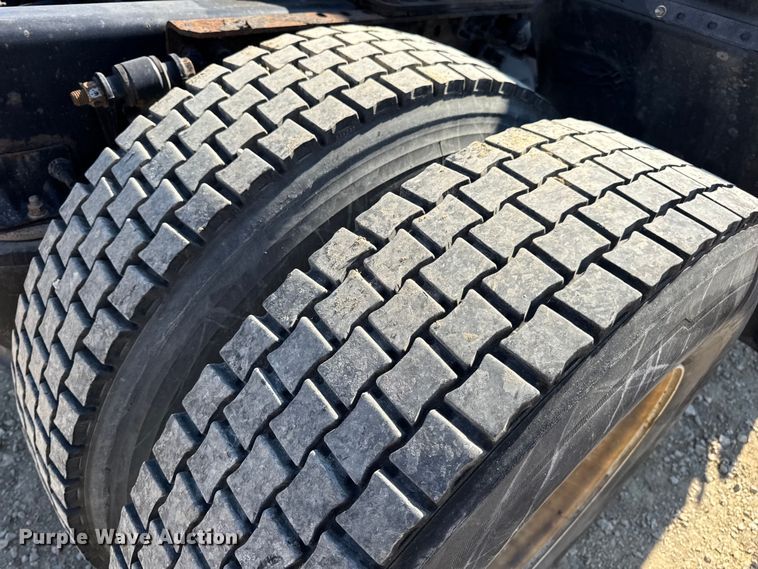 image for item DW3498 2017 Freightliner Cascadia semi truck