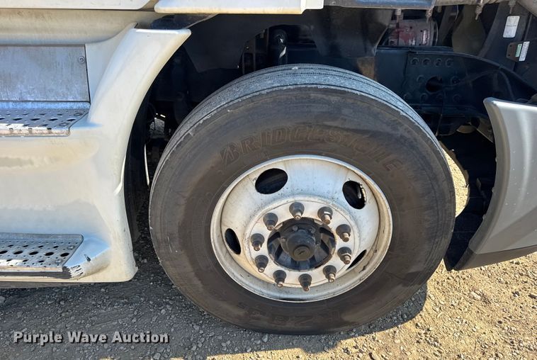 image for item DW3498 2017 Freightliner Cascadia semi truck