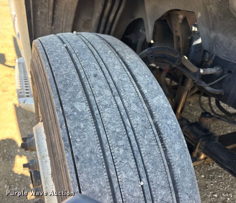 image for item DW3498 2017 Freightliner Cascadia semi truck