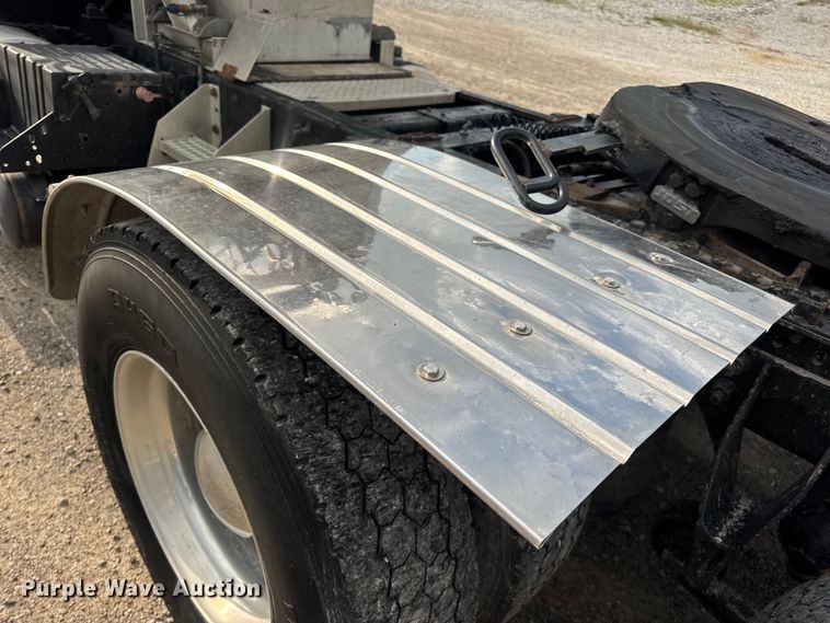 image for item DW6501 2008 International 9200i semi truck