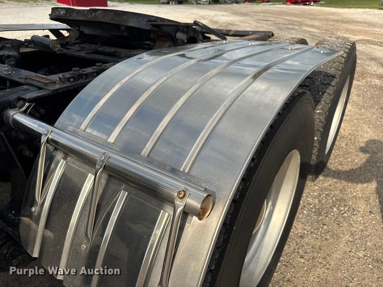 image for item DW6501 2008 International 9200i semi truck