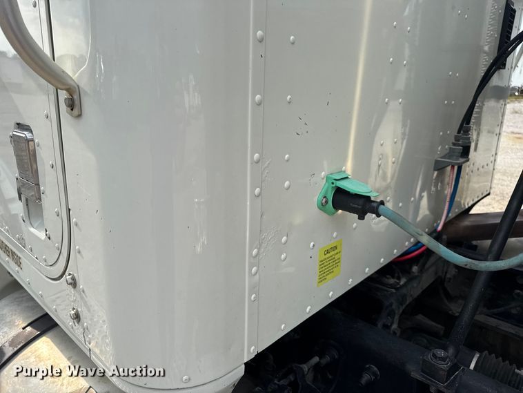 image for item DW6501 2008 International 9200i semi truck