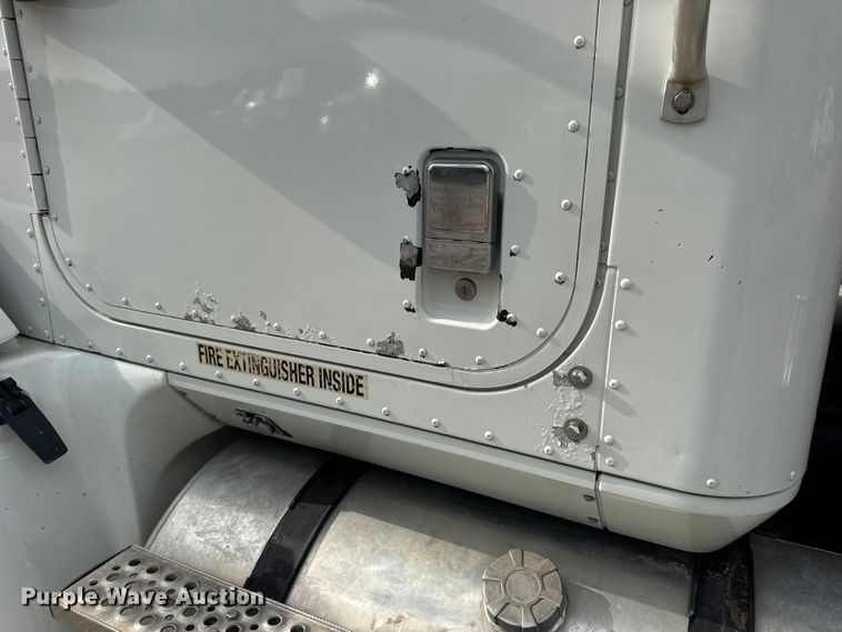 image for item DW6501 2008 International 9200i semi truck