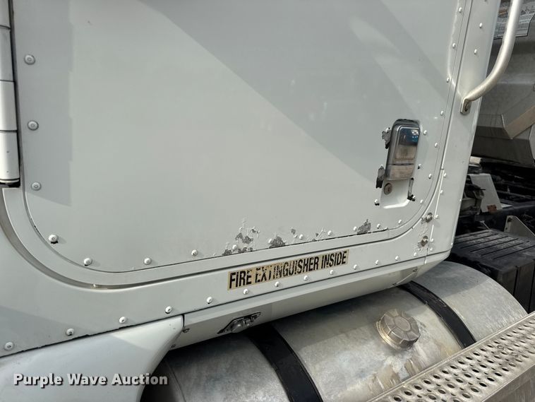 image for item DW6501 2008 International 9200i semi truck