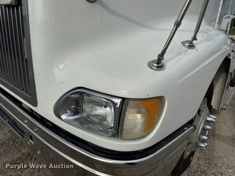 image for item DW6501 2008 International 9200i semi truck