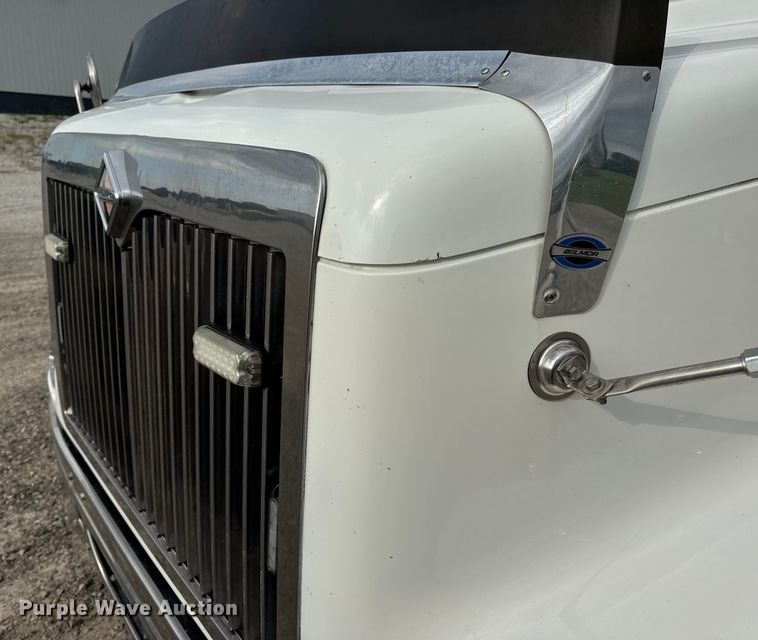 image for item DW6501 2008 International 9200i semi truck