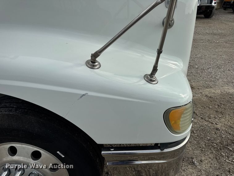 image for item DW6501 2008 International 9200i semi truck